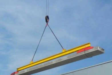 Van Thuyne levert je voorgespannen gewelven op je werf met ons eigen transport en bouwkraan